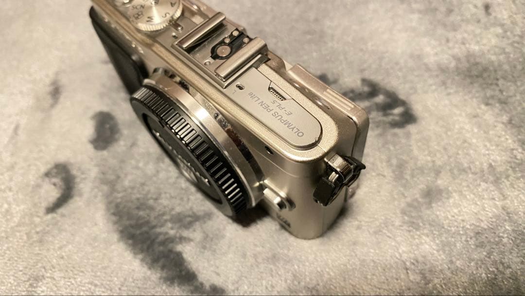 オリンパスOLYMPUS PEN Lite E-PL5 シルバー 本体 液晶暗い