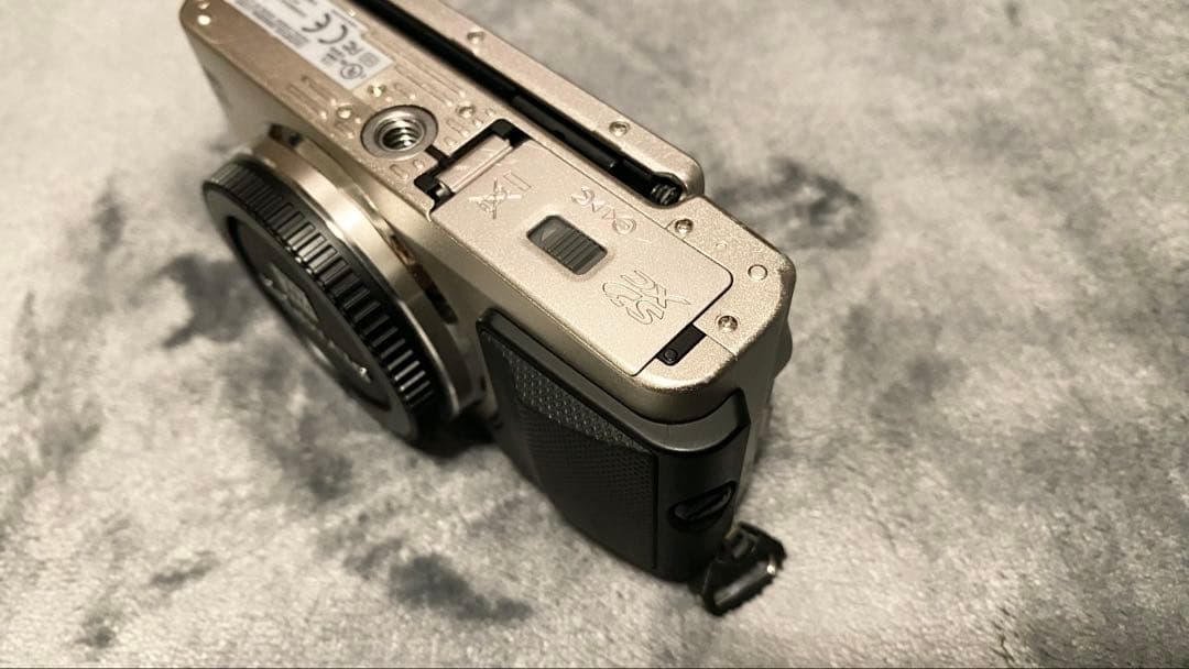 オリンパスOLYMPUS PEN Lite E-PL5 シルバー 本体 液晶暗い
