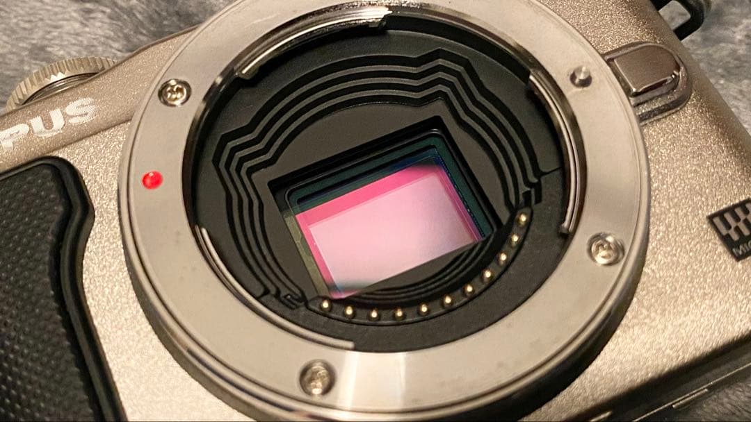 オリンパスOLYMPUS PEN Lite E-PL5 シルバー 本体 液晶暗い