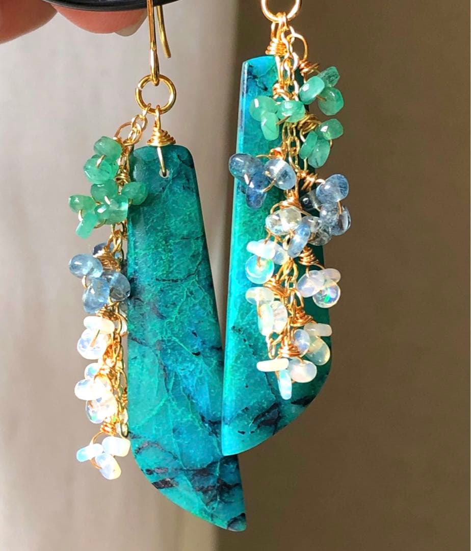 天然石☆超大粒きららクリソコラ×ザンビア産エメラルドのピアス14kgf