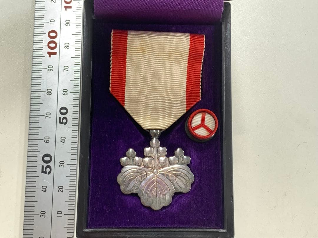 勲八等白色桐葉章　記念品　勲章　記念品　ケース付き