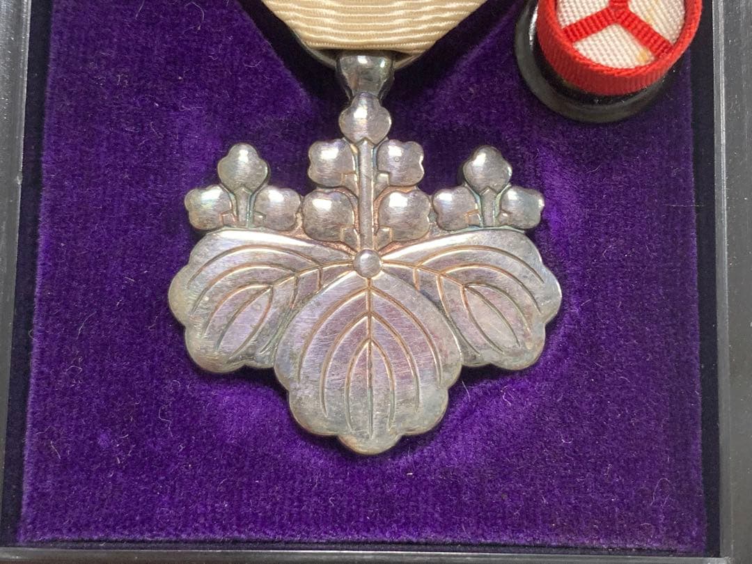 勲八等白色桐葉章　記念品　勲章　記念品　ケース付き