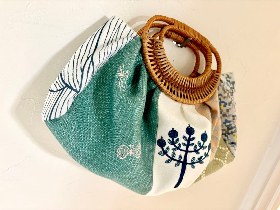 ミナペルホネン　全面パッチワーク 大人かわいい♡ 籐の持ち手バッグ