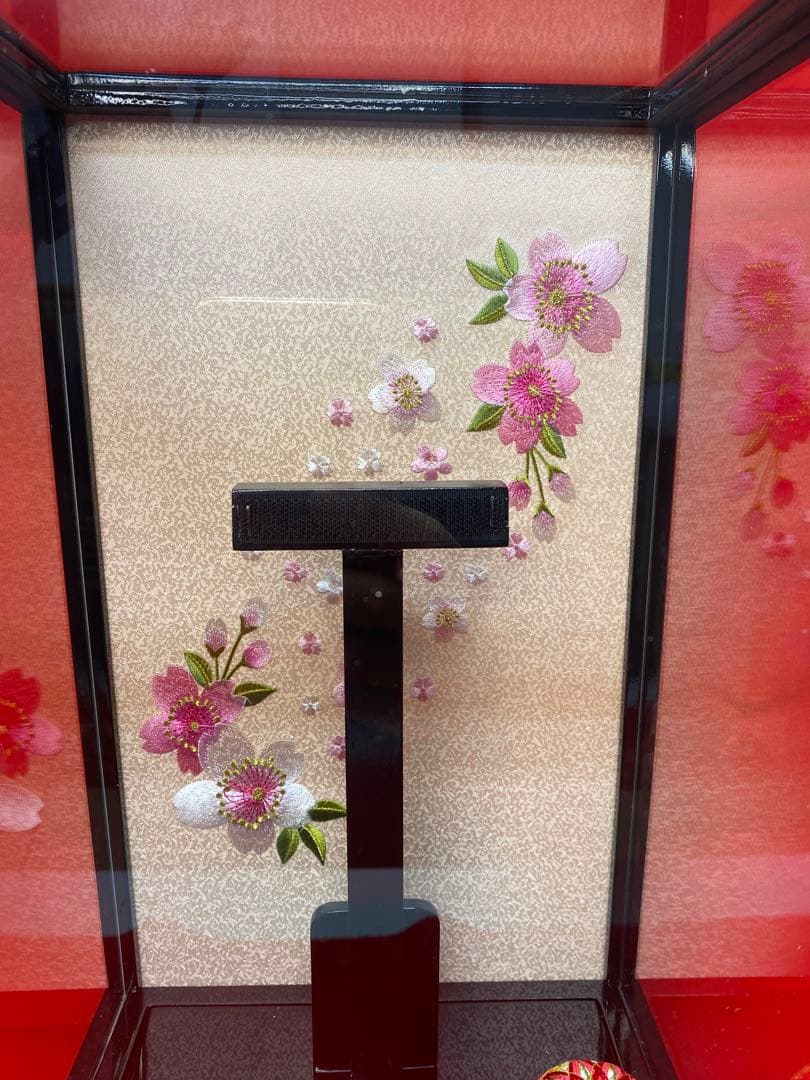 羽子板振袖金彩×かのこ刺繍アクリルケース１０号・間口約２６×奥約２１×高約４７㎝