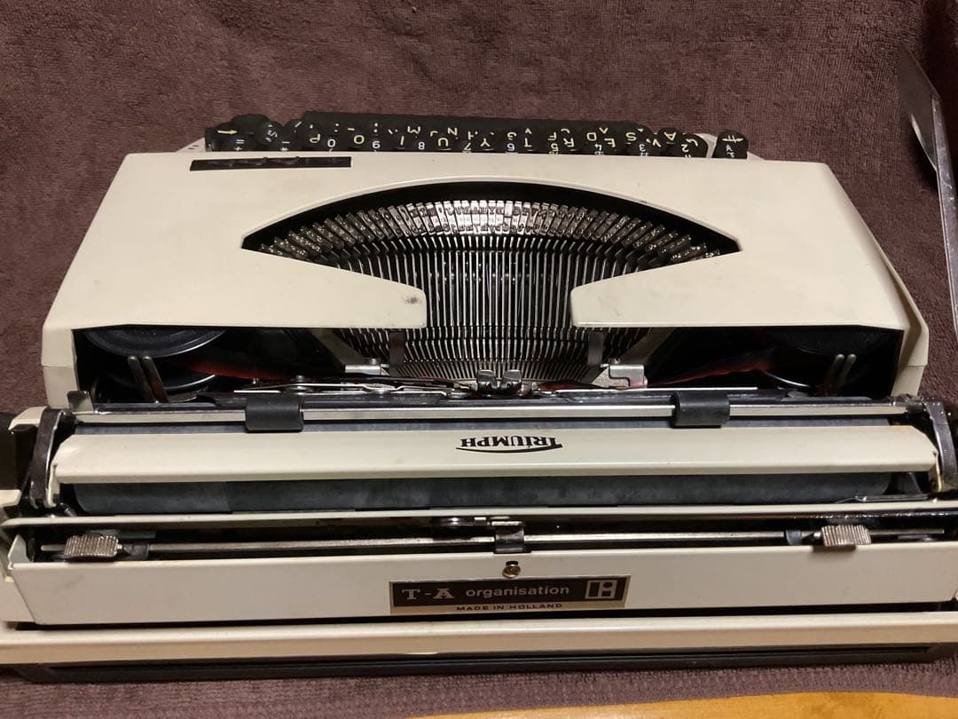 オランダ製1970年TRIUMPH TIPPAタイプライター(アンティークAAA