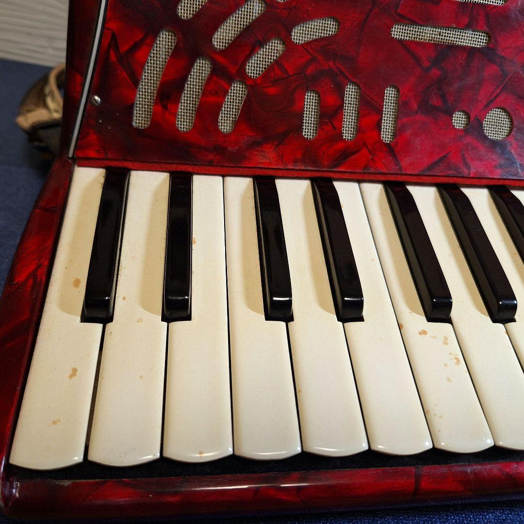 【名門 V.Soprani】イタリア製 アコーディオン 赤 鍵盤楽器 ケース付