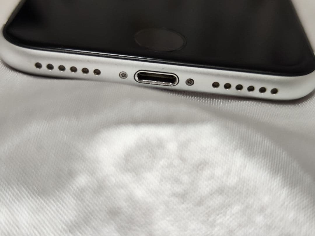 テ*屋様 iPhone SE2 64GB