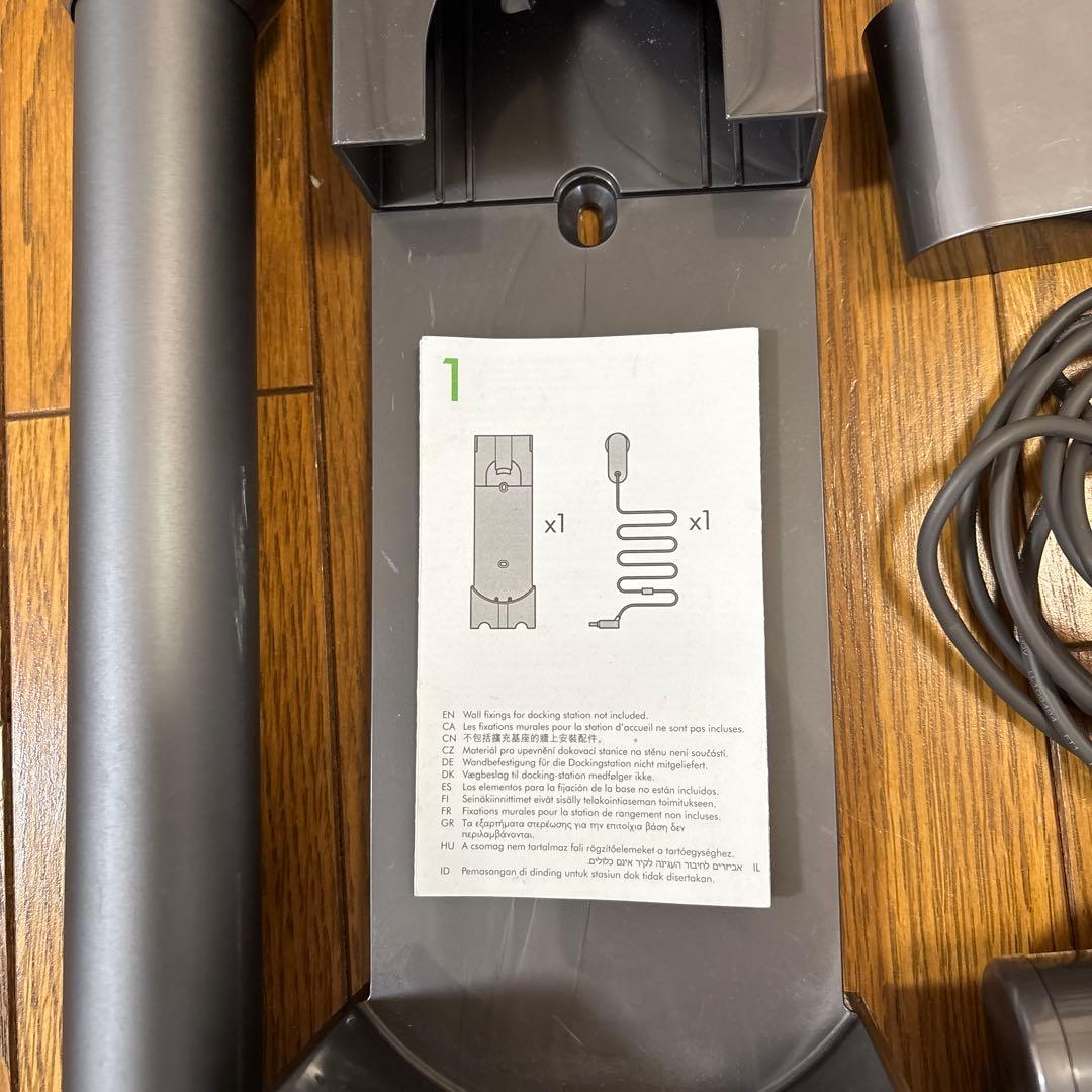 Dyson V8 スティッククリーナー 本体 各種アタッチメント付き