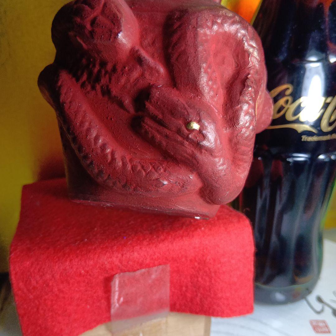 赤いドラゴン彫刻の陶器壺