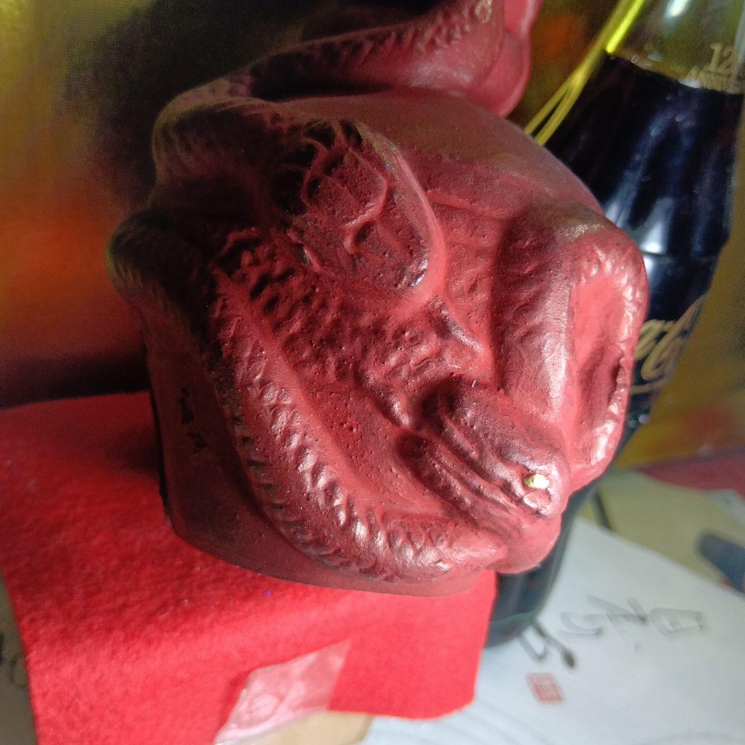 赤いドラゴン彫刻の陶器壺