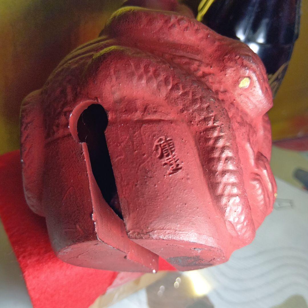 赤いドラゴン彫刻の陶器壺