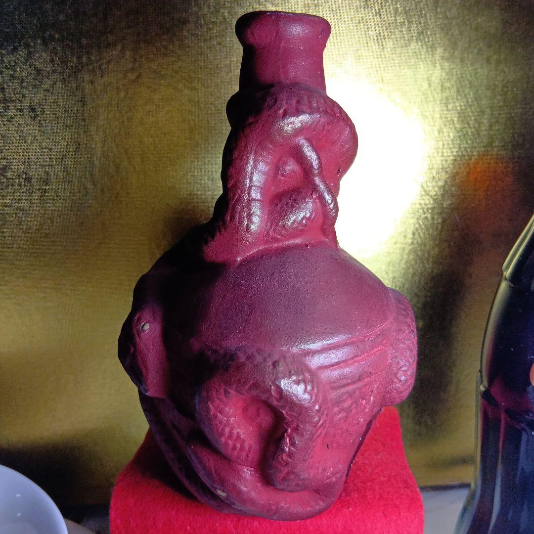 赤いドラゴン彫刻の陶器壺