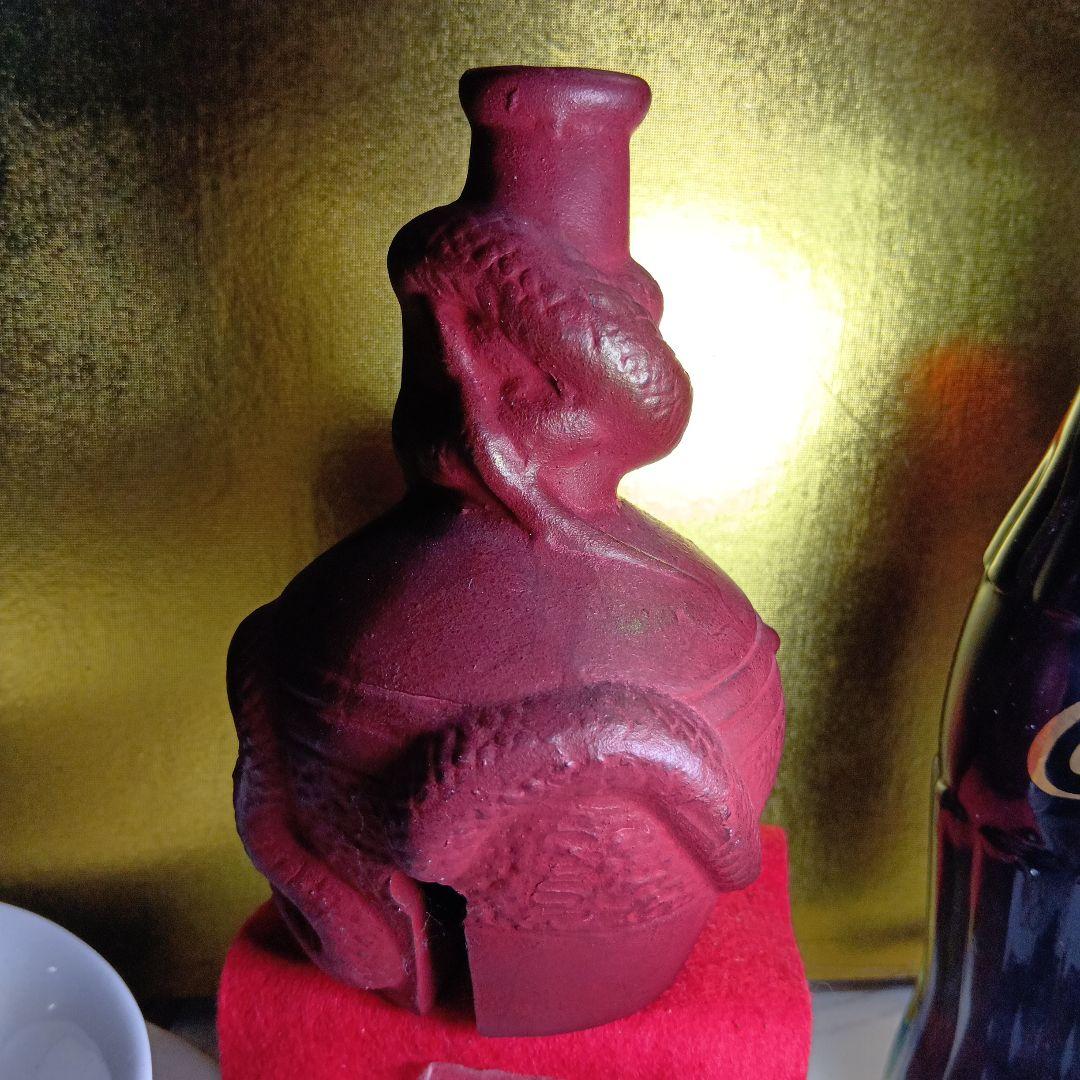 赤いドラゴン彫刻の陶器壺