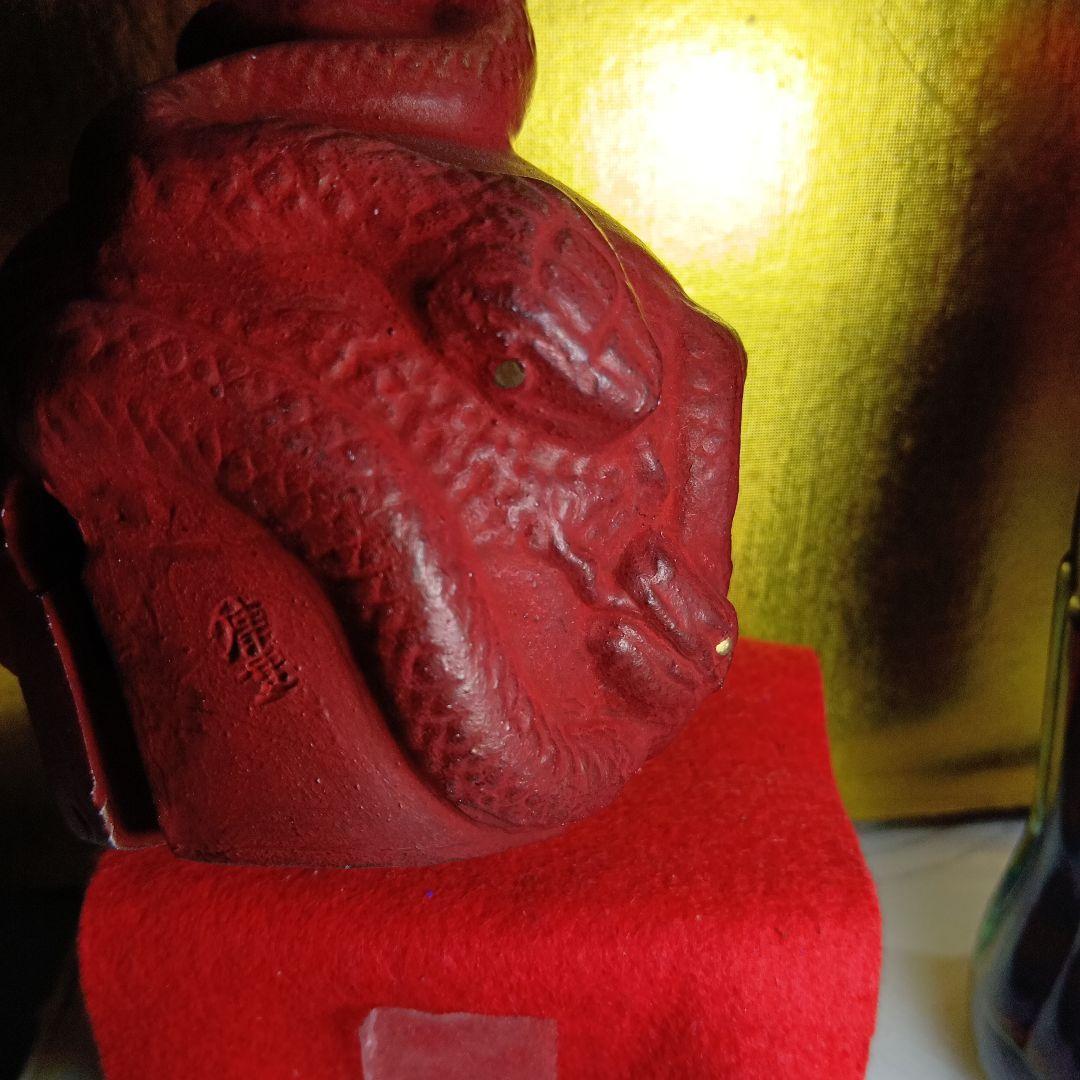 赤いドラゴン彫刻の陶器壺