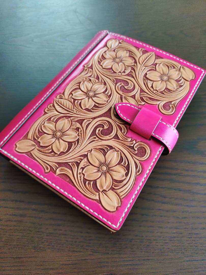 桜のシステム手帳　バイブルサイズ　レザーカービング
