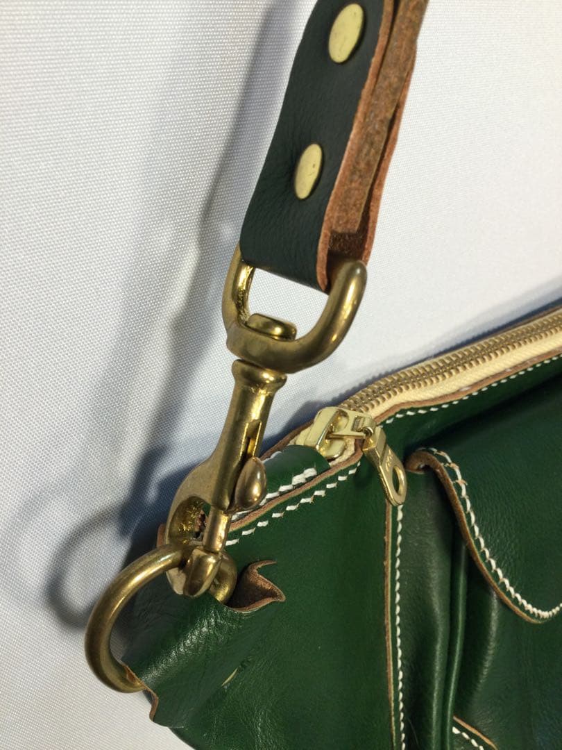 モス　グリーン　ハンドメイド感有り　ボディーバックショルダー付き