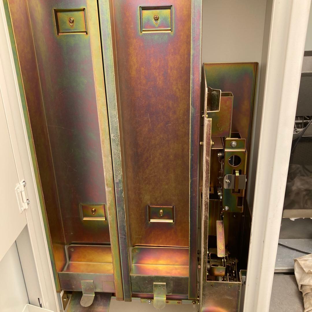 ガチャ機　カードガチャ　手動式自動販売機　鍵交換済み