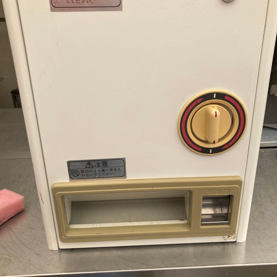 ガチャ機　カードガチャ　手動式自動販売機　鍵交換済み