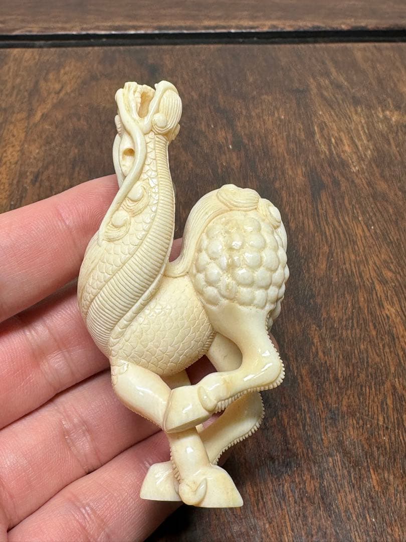 キリン麒麟　緒締　根付　提げ物　牙彫　天然材質　置物　骨董古美術 ねつけ