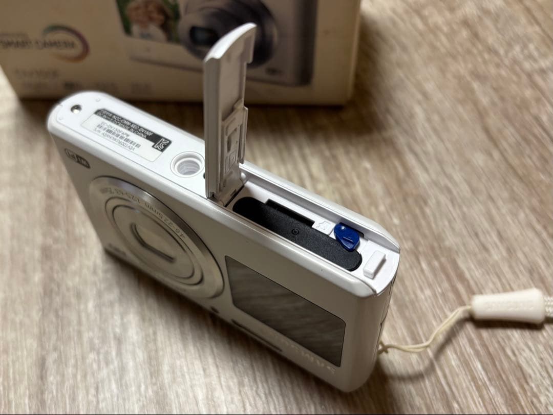 サムスン　デジカメ　DV150F ホワイト