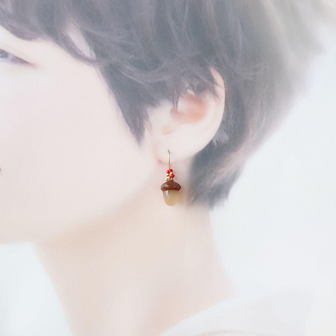 K10YG ムーンストーンのきのこカービングピアス