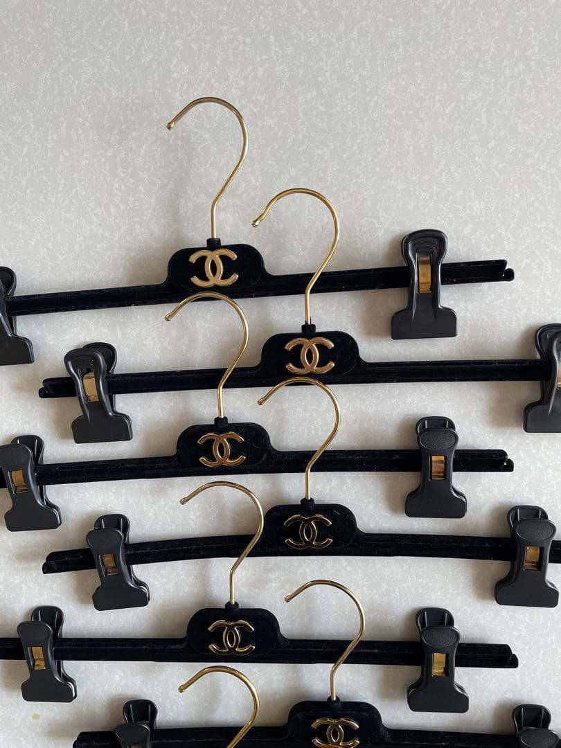 シャネルChanel 黒 クリップ付きパンツスカートハンガー 8本セット