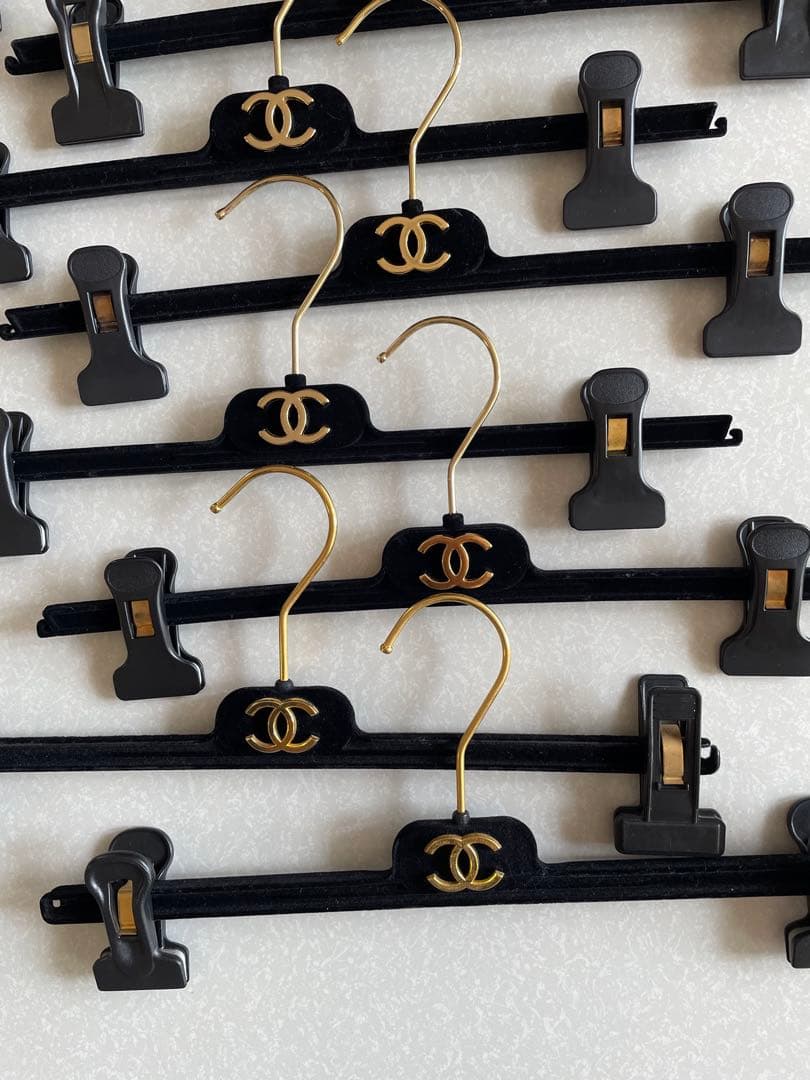 シャネルChanel 黒 クリップ付きパンツスカートハンガー 8本セット