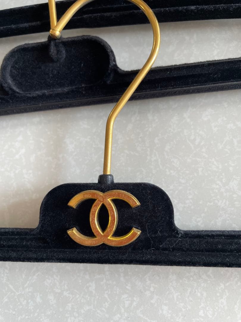 シャネルChanel 黒 クリップ付きパンツスカートハンガー 8本セット