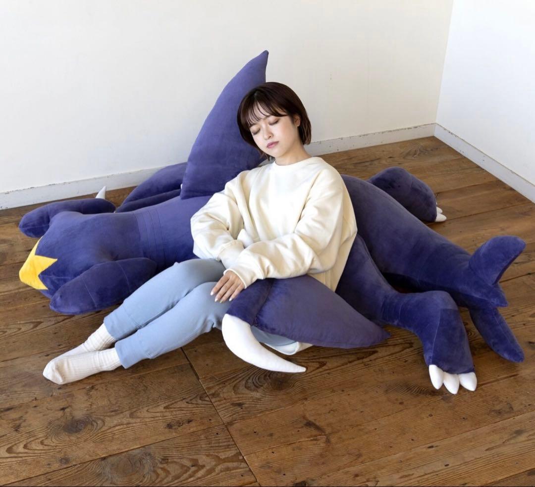 大きなガブリアスクッション　等身大　ぬいぐるみ