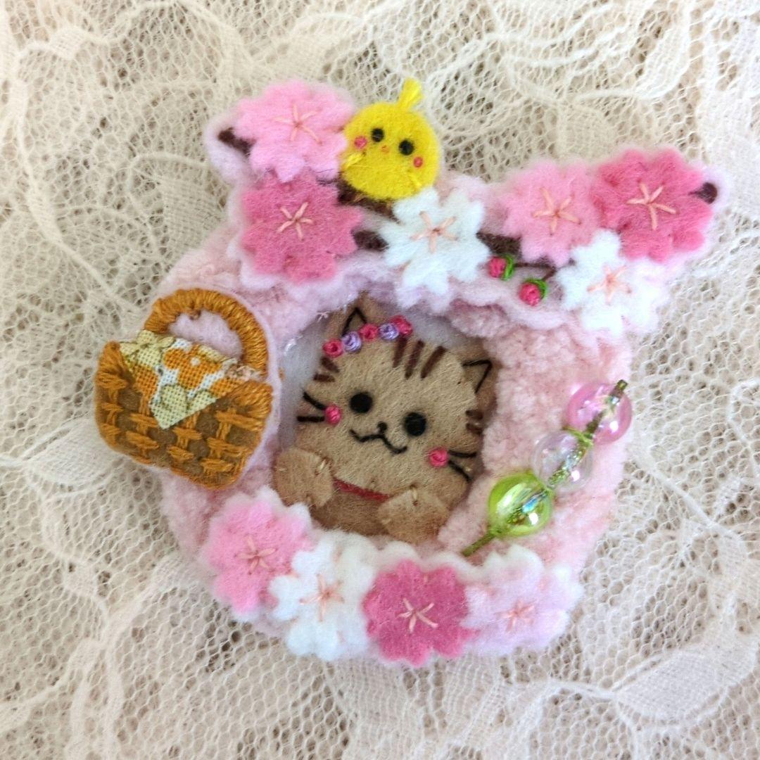 [専用　こり様]くるみボタン 刺繍 ブローチ フェルト ＊仕上げ前、コメント必須