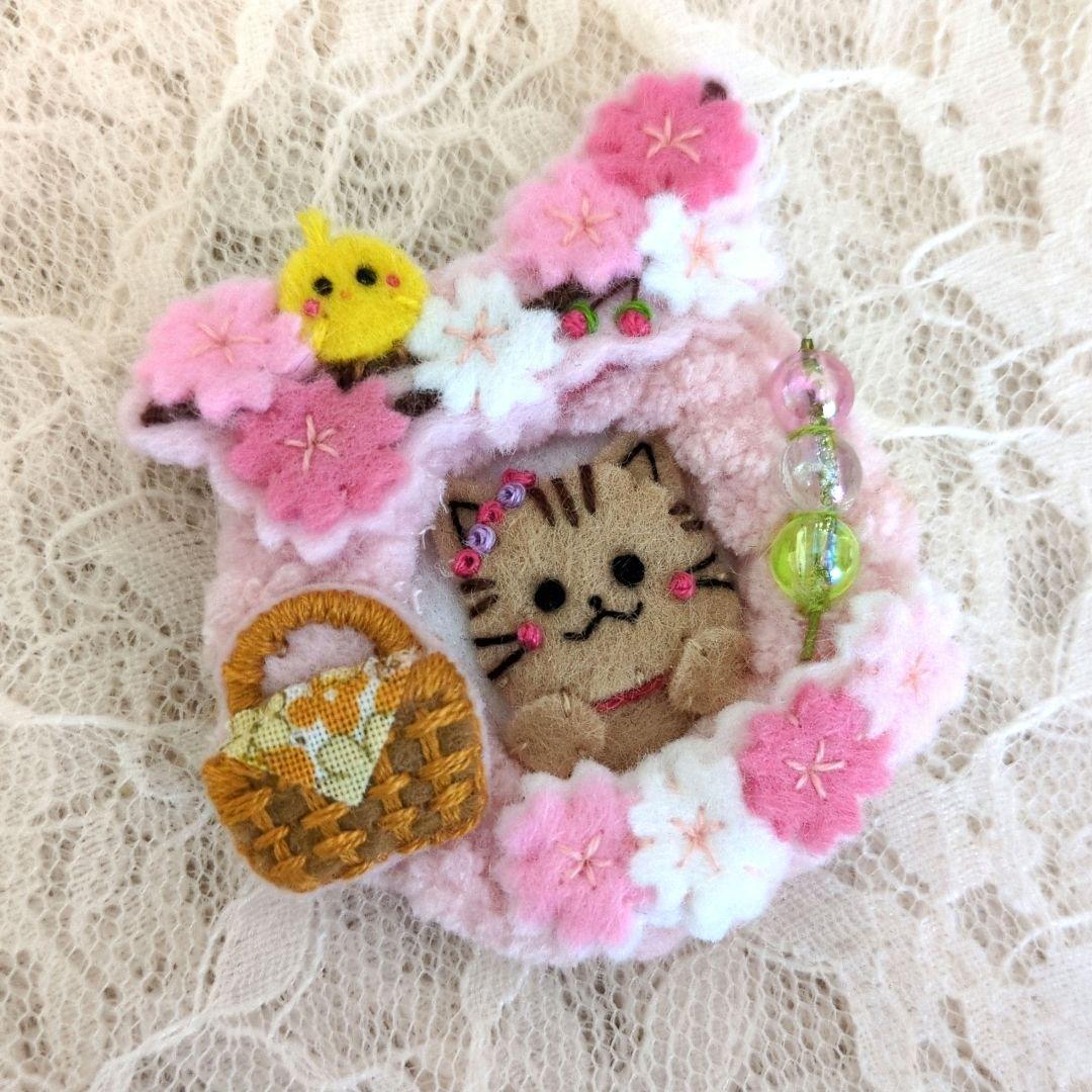 [専用　こり様]くるみボタン 刺繍 ブローチ フェルト ＊仕上げ前、コメント必須