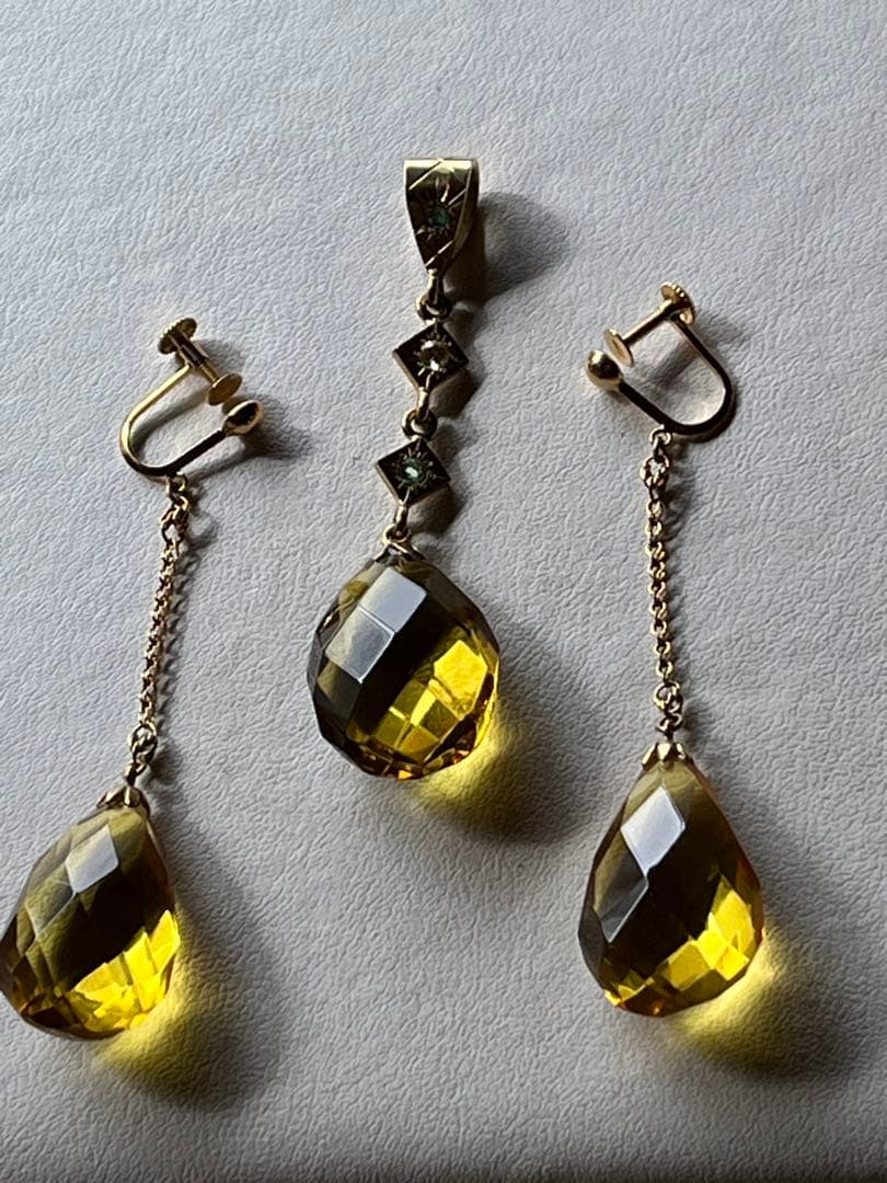 Ｋ１８大粒天然石グリーンアンバー（琥珀）ペンダントトップ&大粒イアリングセット