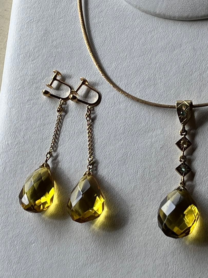 Ｋ１８大粒天然石グリーンアンバー（琥珀）ペンダントトップ&大粒イアリングセット