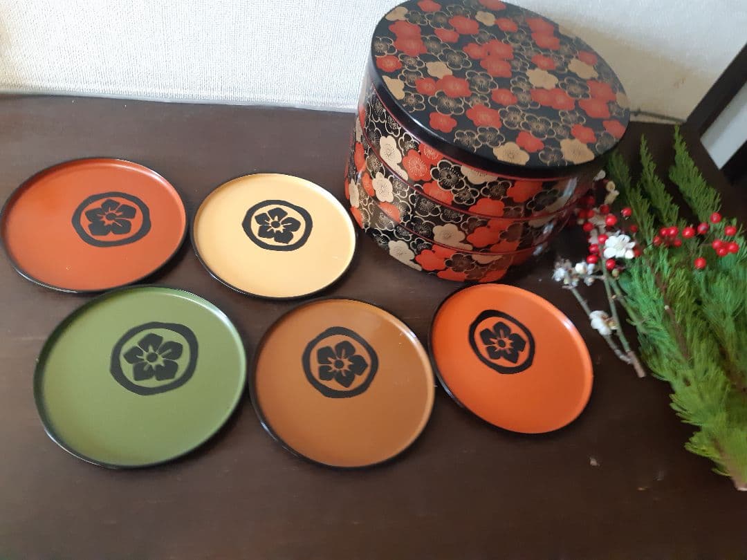 値下げ7,600円　未使用　山中塗3点セット　重箱、銘々皿、白磁の皿3枚、おまけ