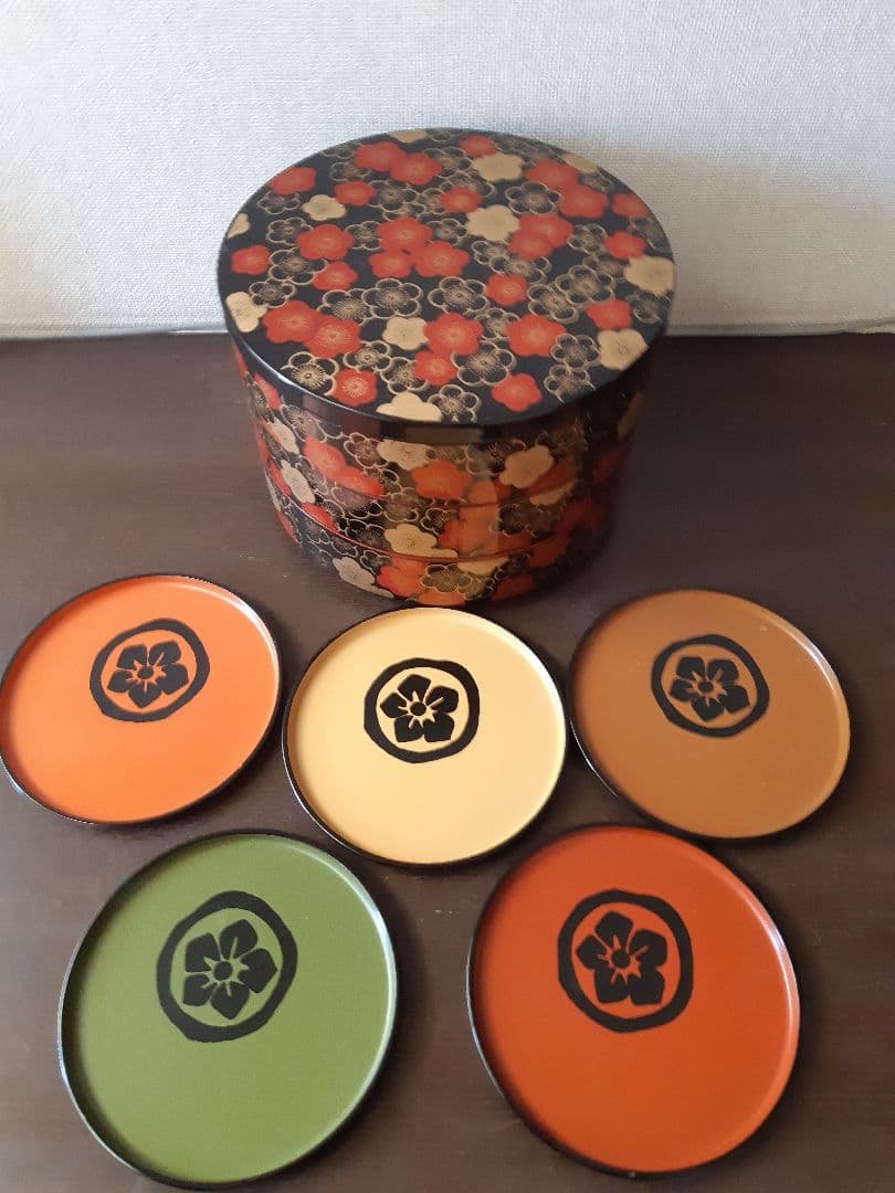 値下げ7,600円　未使用　山中塗3点セット　重箱、銘々皿、白磁の皿3枚、おまけ