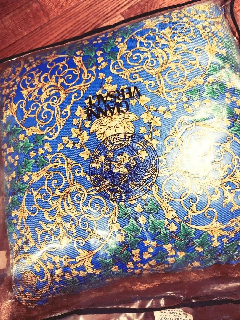 未使用2個セットジャンニヴェルサーチシルククッションリバーシブル45×45