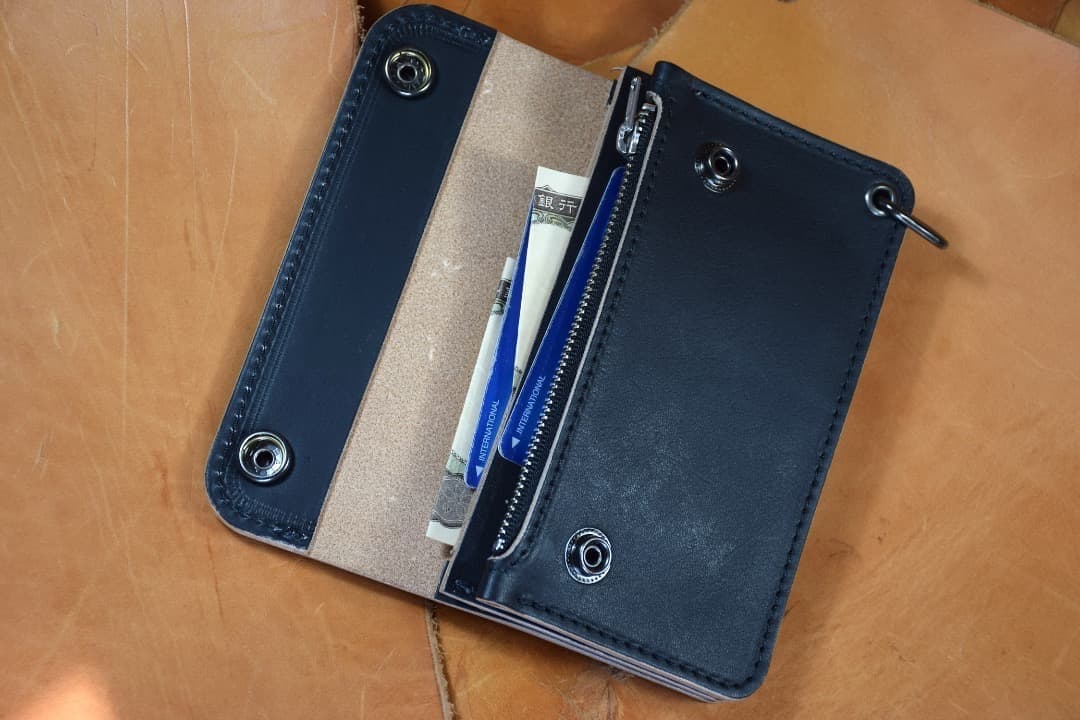 トラッカーウォレット　ミドルサイズ　丘染 黒　 金具 黒