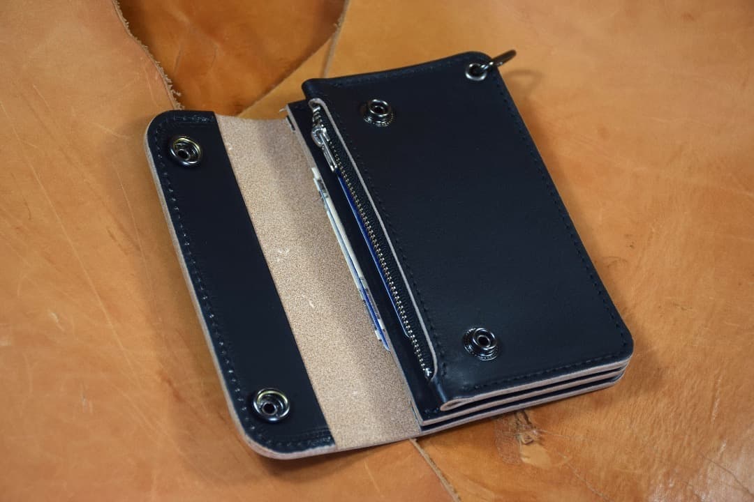 トラッカーウォレット　ミドルサイズ　丘染 黒　 金具 黒