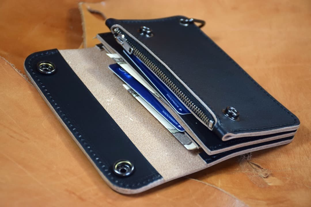 トラッカーウォレット　ミドルサイズ　丘染 黒　 金具 黒