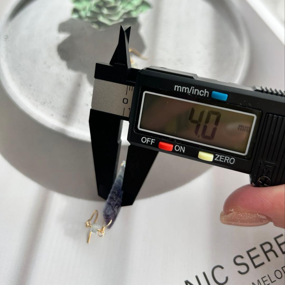 【1点もの】フローライトとマザーオブパールのクッキーカービングピアス
