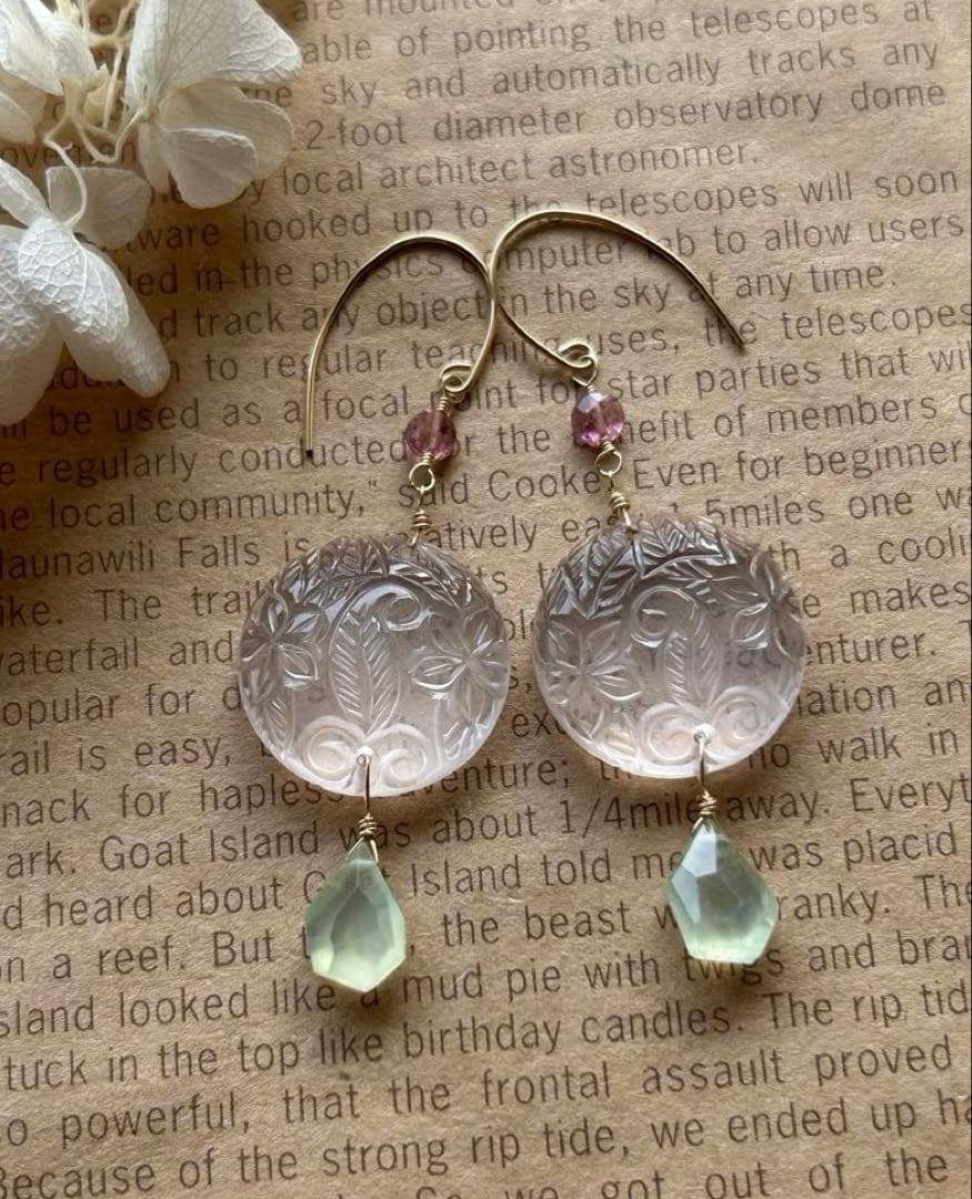 ローズクォーツプルメリアリーフカービング＆プレナイト＆ピンクトルマリンのピアス