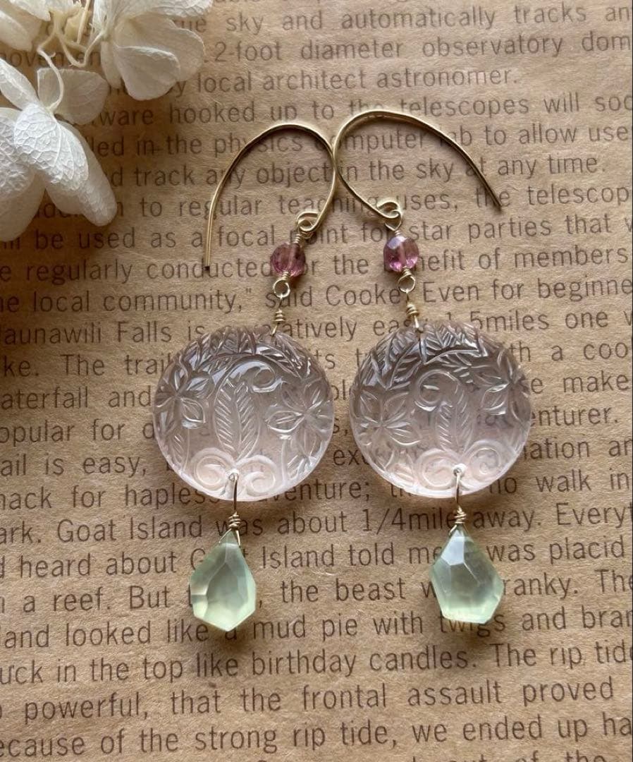 ローズクォーツプルメリアリーフカービング＆プレナイト＆ピンクトルマリンのピアス