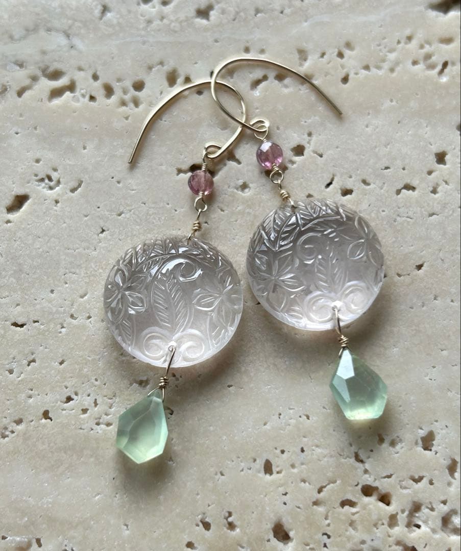 ローズクォーツプルメリアリーフカービング＆プレナイト＆ピンクトルマリンのピアス