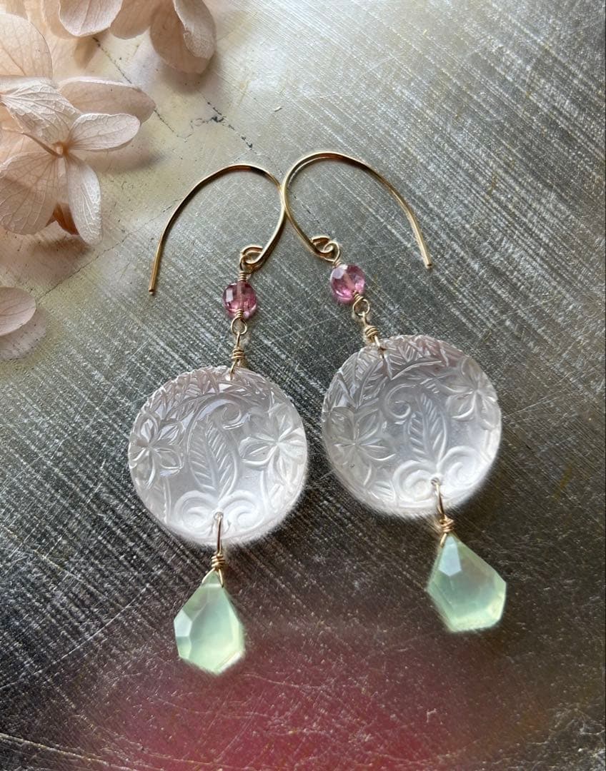 ローズクォーツプルメリアリーフカービング＆プレナイト＆ピンクトルマリンのピアス