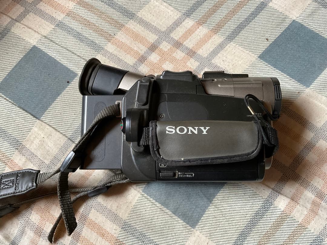 SONY MINI-DV ハンディカム　DCR-TRV 7。【付属品なし、現状】