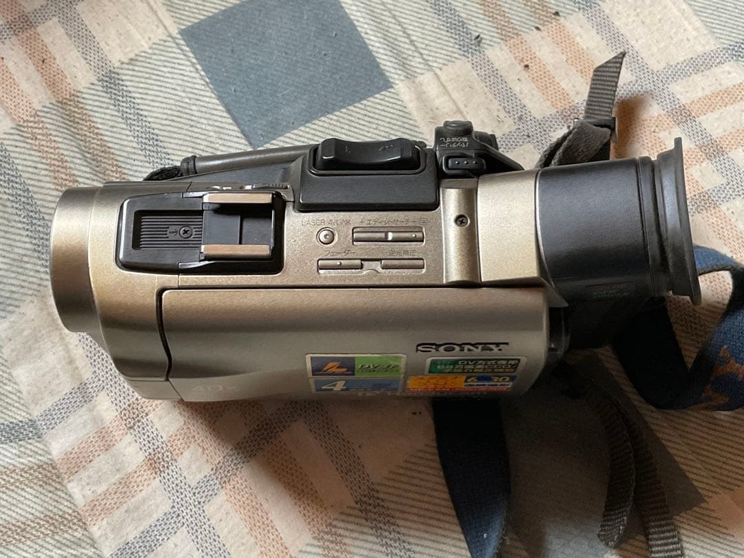 SONY MINI-DV ハンディカム　DCR-TRV 7。【付属品なし、現状】