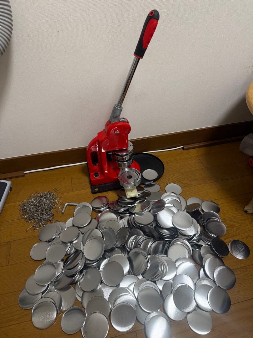 手動式バッジプレス 赤 メタルキャップ付き