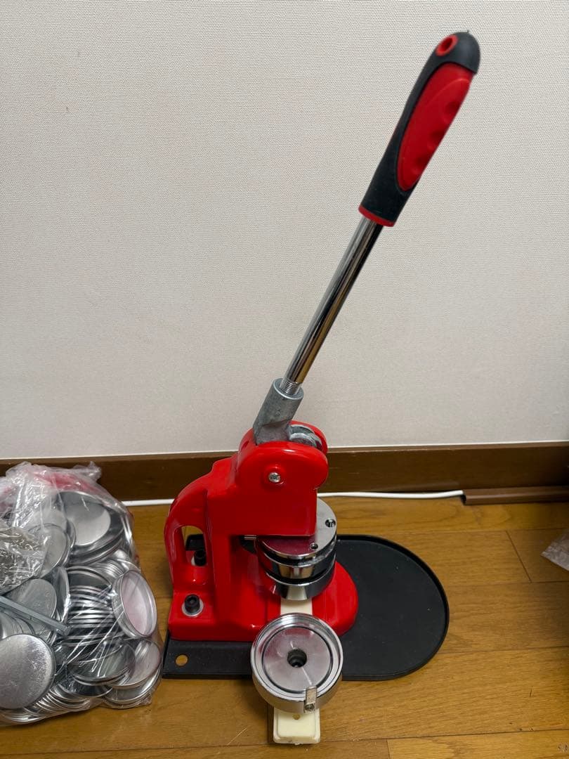 手動式バッジプレス 赤 メタルキャップ付き