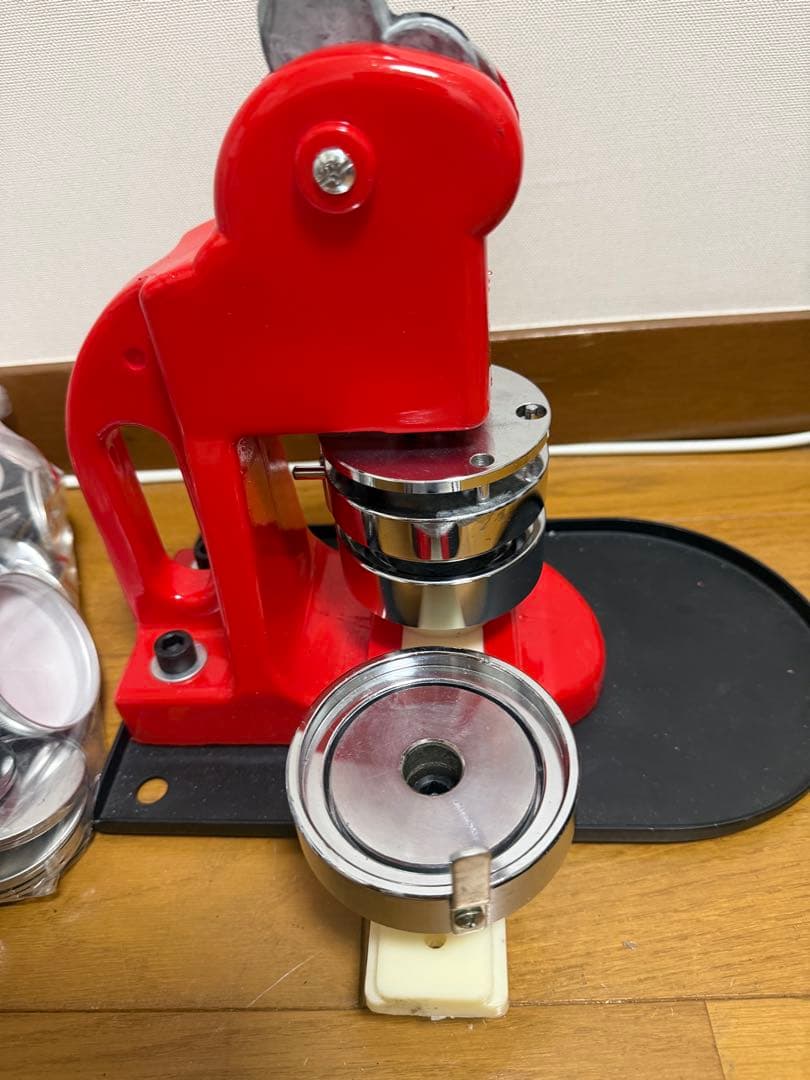 手動式バッジプレス 赤 メタルキャップ付き