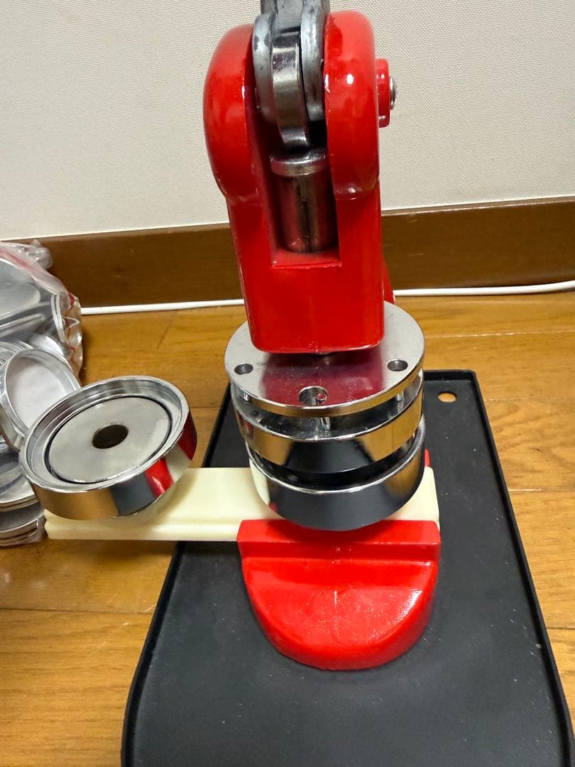 手動式バッジプレス 赤 メタルキャップ付き